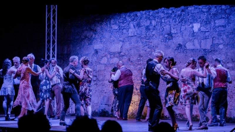 &quot;La Evolution del tango&quot;, al Castello Normanno Svevo di Cosenza tra luci, musiche ed emozioni